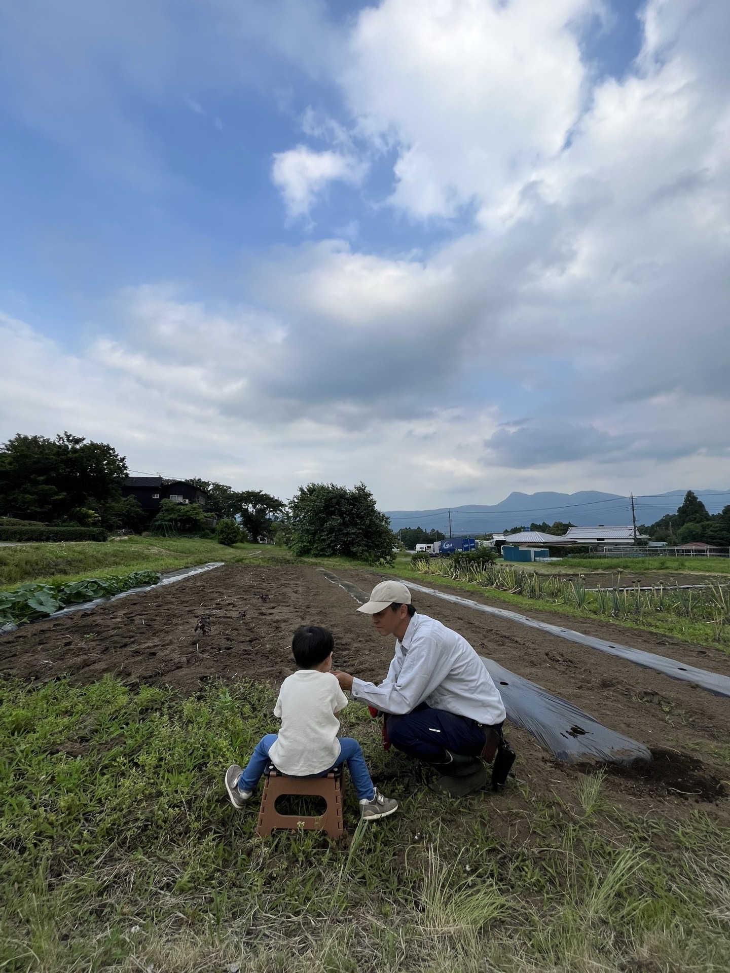 畑で過ごす大人とこども